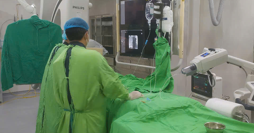 Đột quỵ khi vừa thức giấc, người đàn ông rơi vào nguy kịch