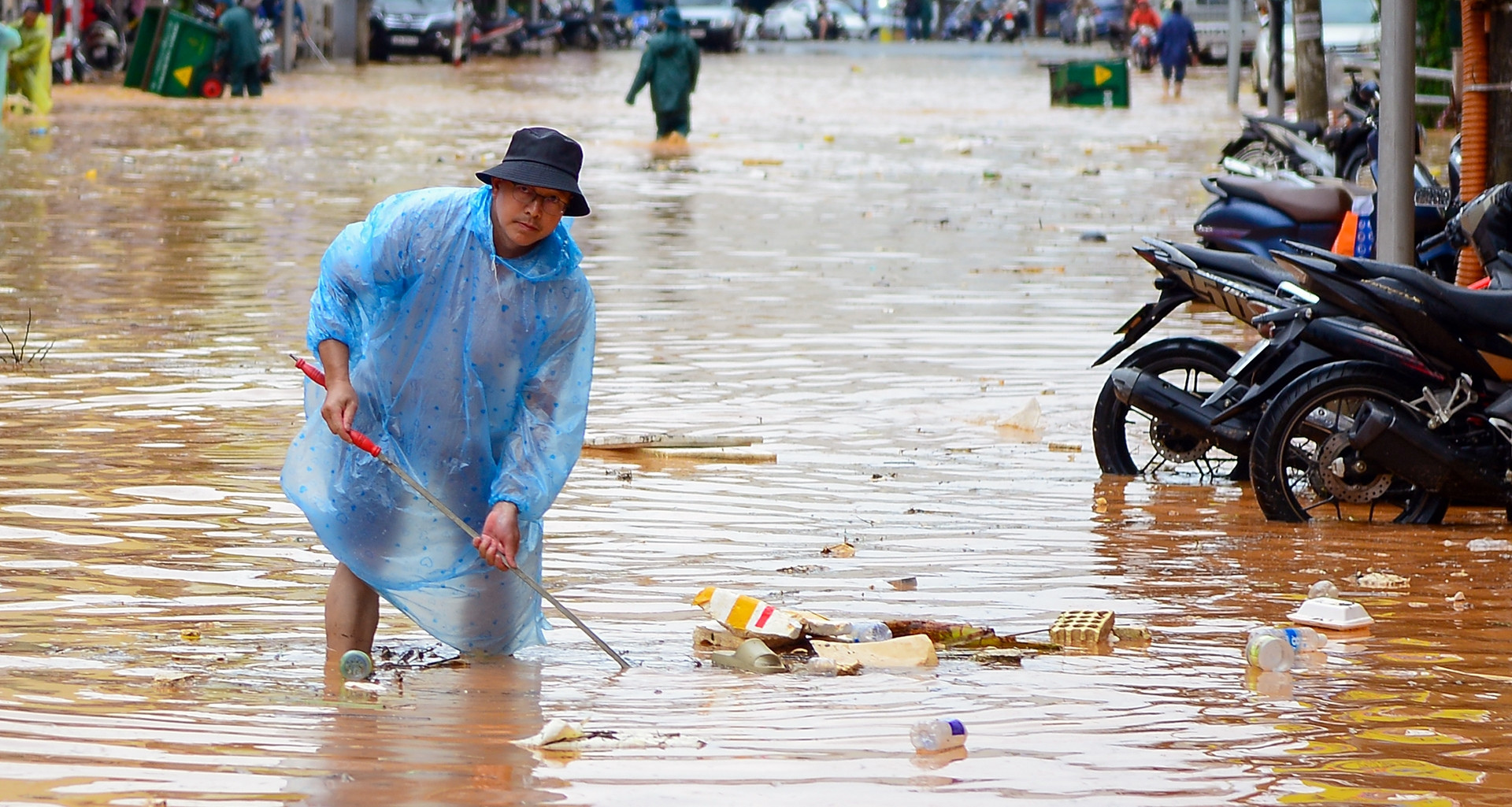 Đường phố Đà Lạt lại ngập mênh mông như &amp;apos;sông&amp;apos; sau cơn mưa lớn dồn dập