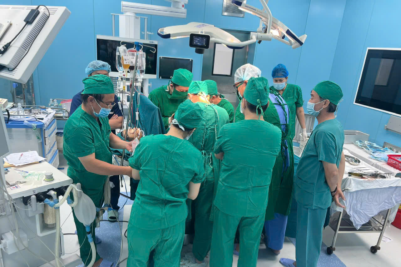 Giám đốc bệnh viện và nhiều bác sĩ bay gấp ra Côn Đảo cứu nam sinh nguy kịch