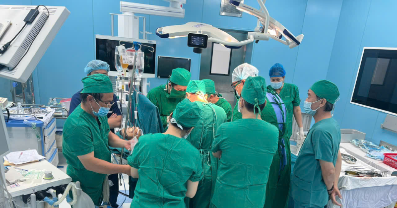 Giám đốc bệnh viện nhiều bác sĩ bay gấp ra Côn Đảo cứu nam sinh nguy kịch