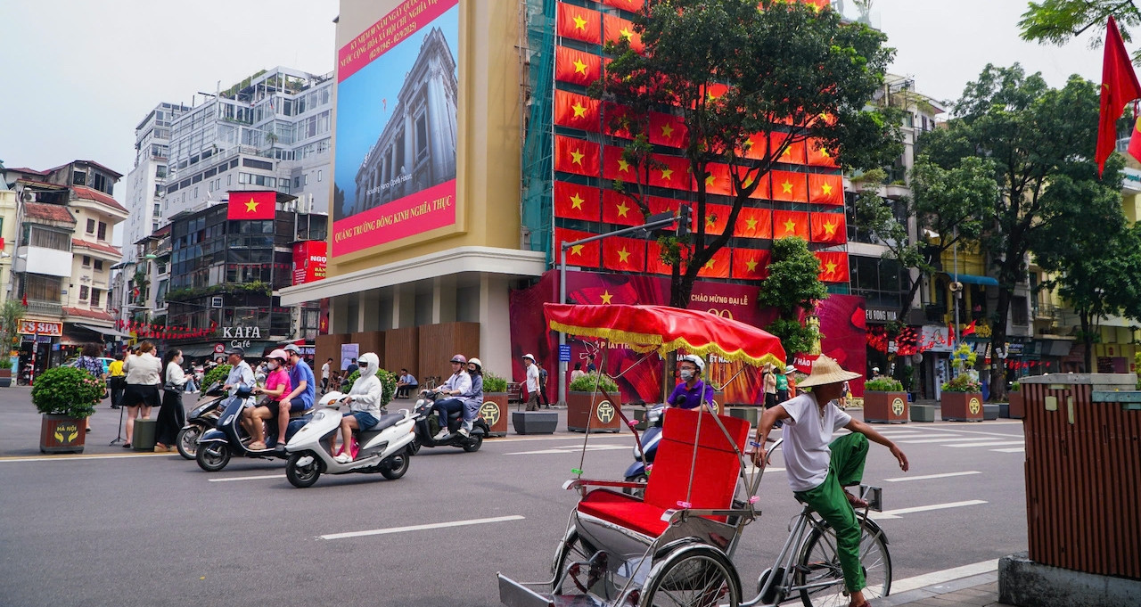 Hà Nội nói gì về Quảng trường Đông Kinh Nghĩa Thục với màn hình LED màu sắc quá nổi?
