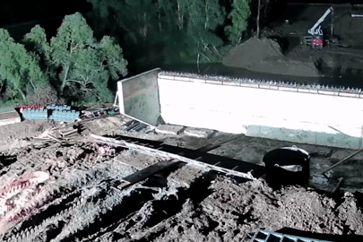 Khoảnh khắc ô tô lao khỏi cầu đang xây, bốc cháy rồi rơi xuống sông