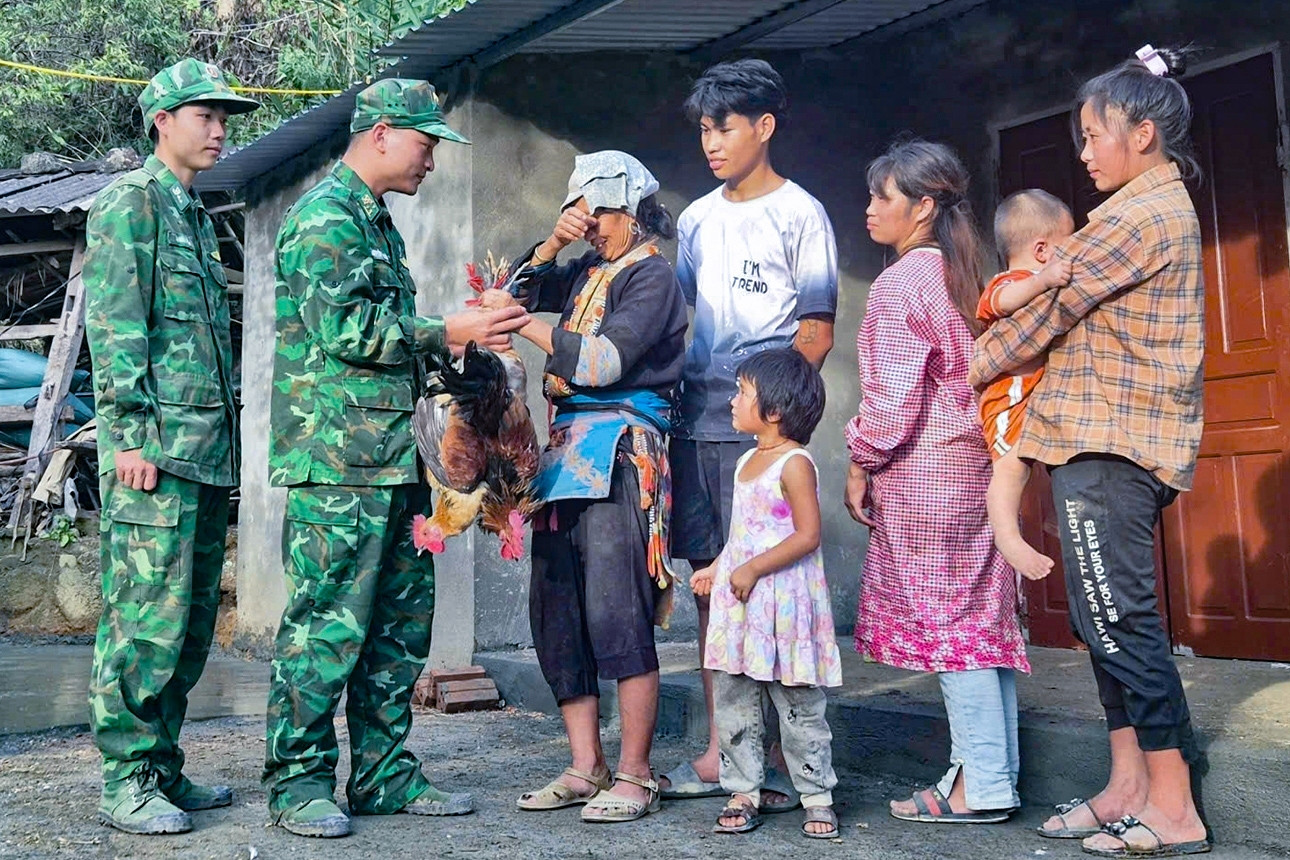 Lá thư tay xúc động người phụ nữ dân tộc Dao nhờ con dâu viết trong căn nhà mới