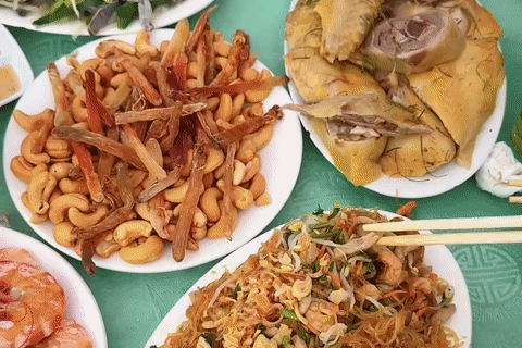 Mâm cỗ đám cưới ở Quảng Ninh gây sốt, khách ngỡ ngàng khi thử món giun biển xào