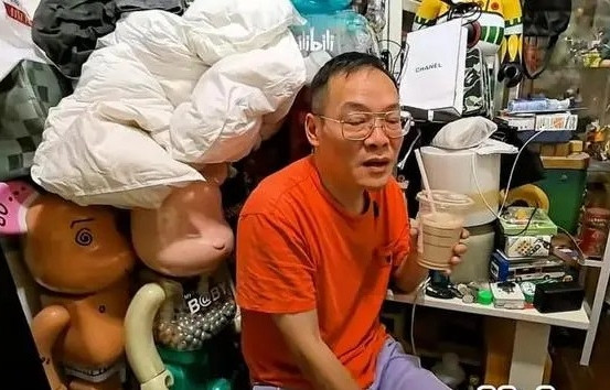 Mở phòng của người đàn ông độc thân 55 tuổi, phát hiện điều kinh ngạc