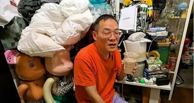 Mở phòng của người đàn ông độc thân 55 tuổi, phát hiện điều kinh ngạc