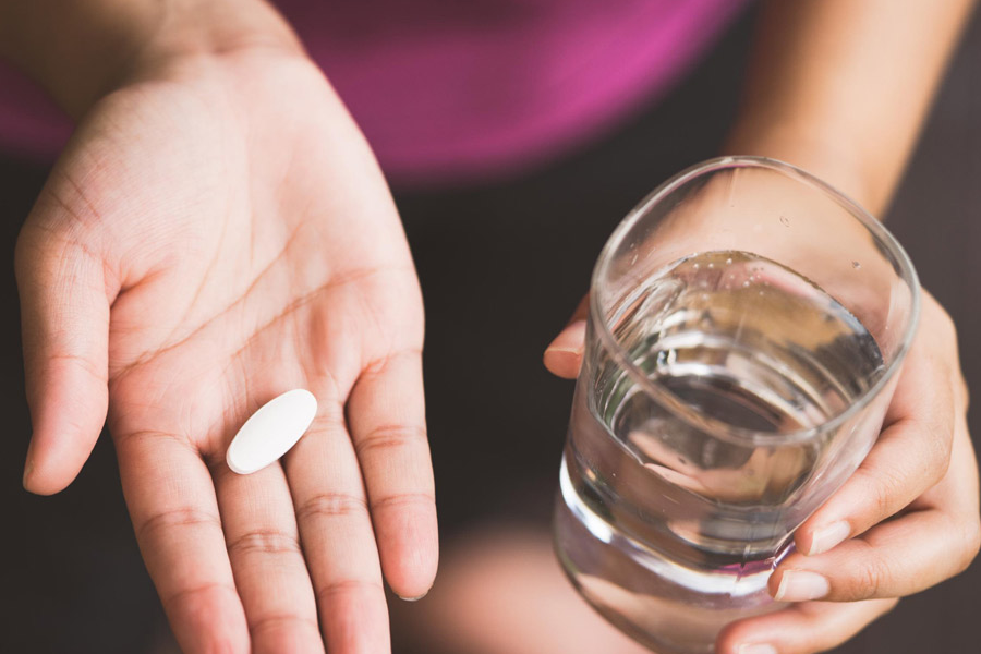 Người vợ tự mua thuốc hạ mỡ máu về uống và khuyên chồng dùng chung