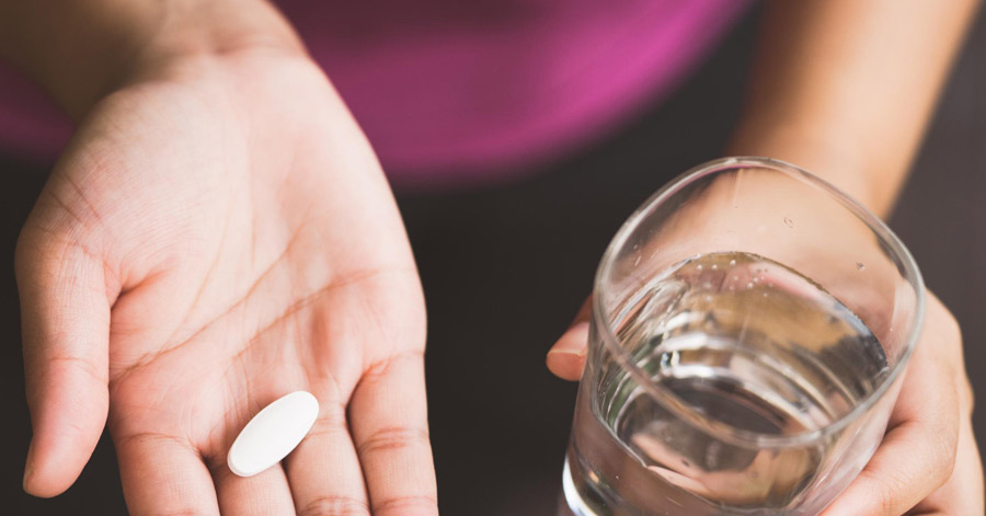 Người vợ tự mua thuốc hạ mỡ máu về uống và khuyên chồng dùng chung