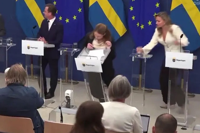 Nguyên nhân khiến Bộ trưởng Y tế Thụy Điển ngất xỉu trong họp báo