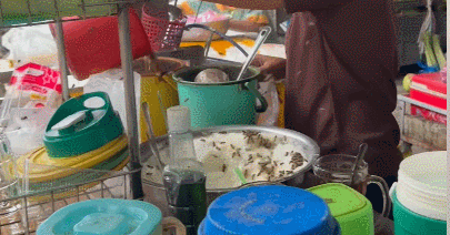 Quán nước ở An Giang bị côn trùng bu kín, khách vẫn xếp hàng chờ mua