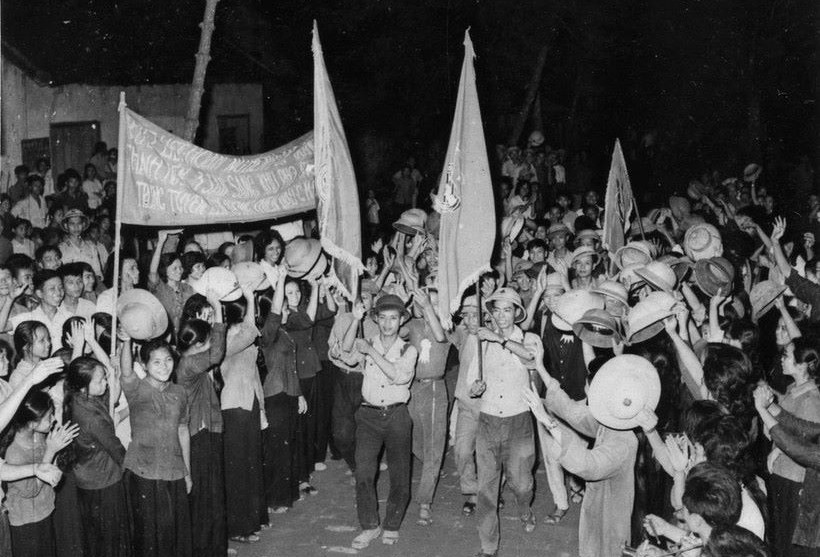 Tấm bằng danh dự tri ân liệt sĩ sinh viên và 'Trung đoàn bất tử' của Việt Nam