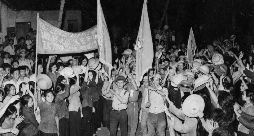 Tấm bằng danh dự tri ân liệt sĩ sinh viên và 'Trung đoàn bất tử' của Việt Nam