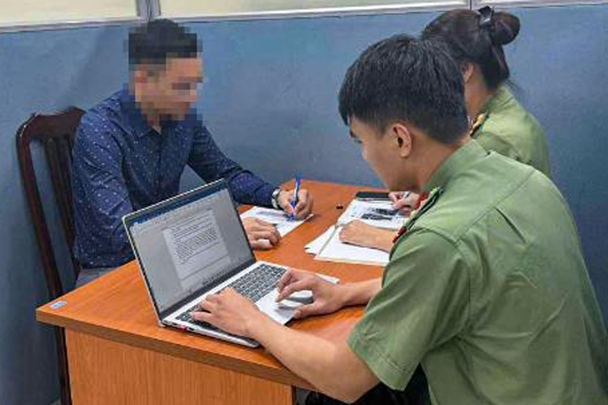 Thanh niên Hà Nội đăng ảnh mặc trang phục công an để 'câu like' bị mời làm việc