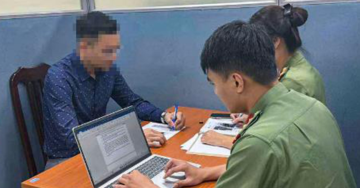 Thanh niên Hà Nội đăng ảnh mặc trang phục công an để &amp;apos;câu like&amp;apos; bị mời làm việc