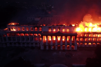 Tòa nhà chính phủ Nepal chìm trong biển lửa, thủ tướng từ chức giữa bạo loạn