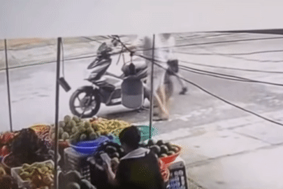 Vặn tay ga xe máy đang sửa, bé trai 7 tuổi lao xe lên vỉa hè tử vong thương tâm