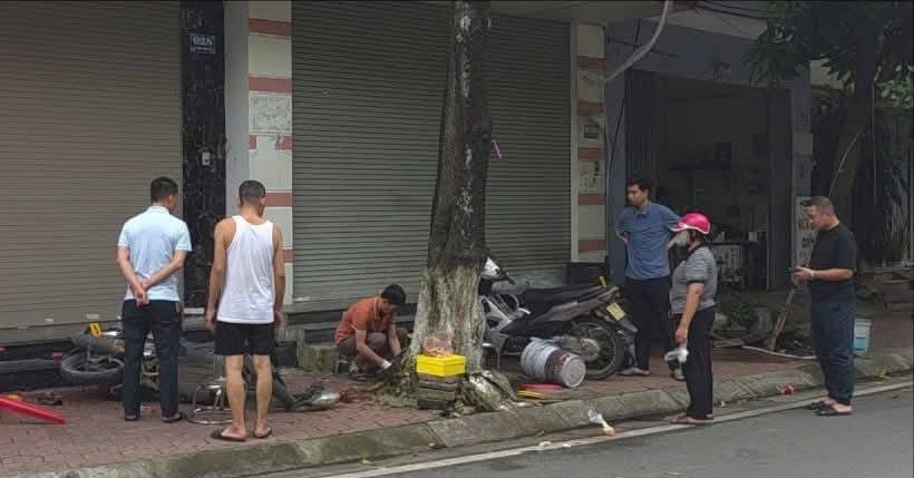 Vặn tay ga xe máy đang sửa, bé trai 7 tuổi lao xe lên vỉa hè tử vong thương tâm