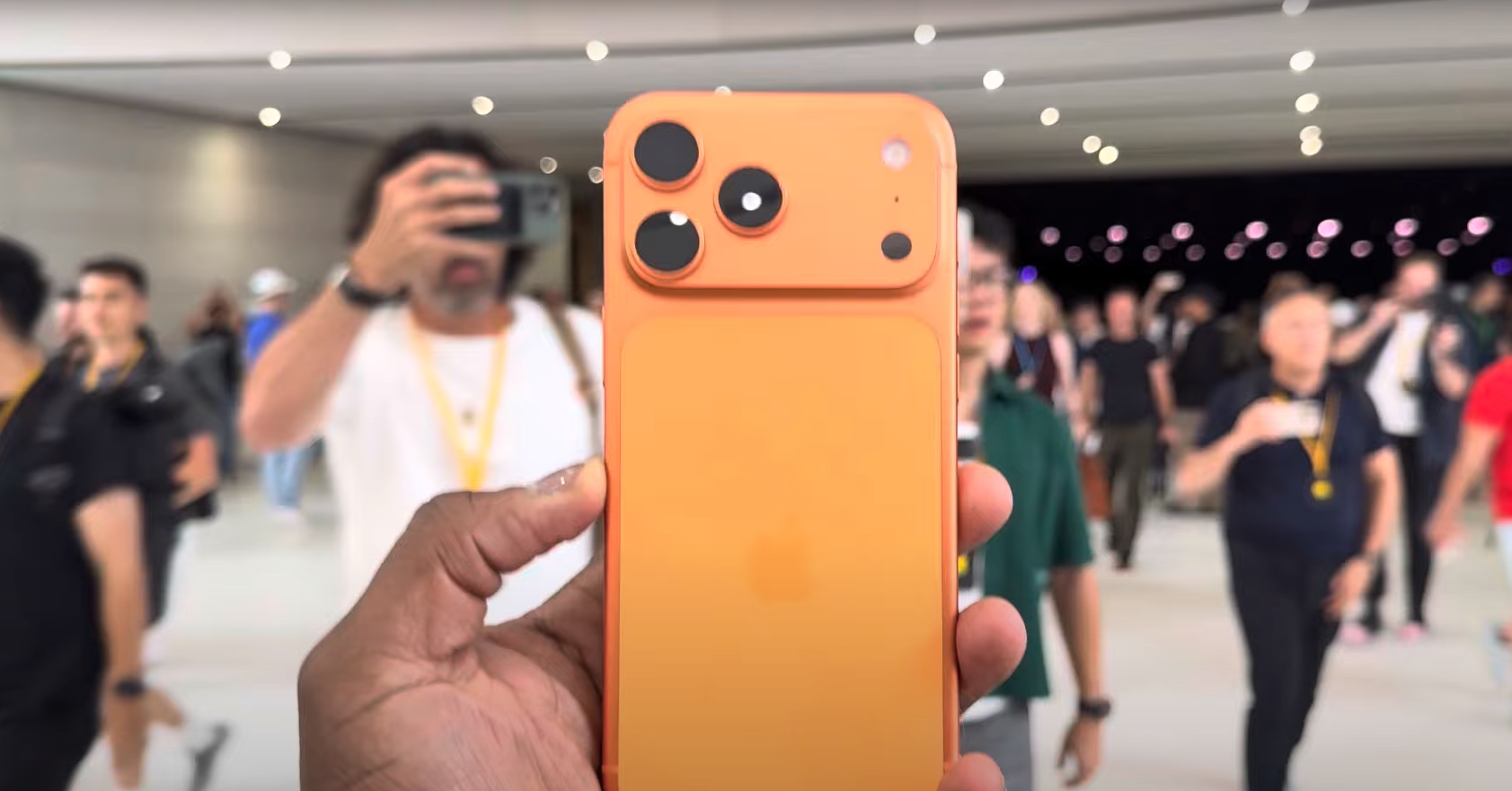 Video ‘trên tay’ iPhone 17 Pro và iPhone Air vừa ra mắt