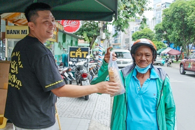 Vợ chồng ở TPHCM 'treo' hàng chục ổ bánh mì cho người cần mỗi ngày
