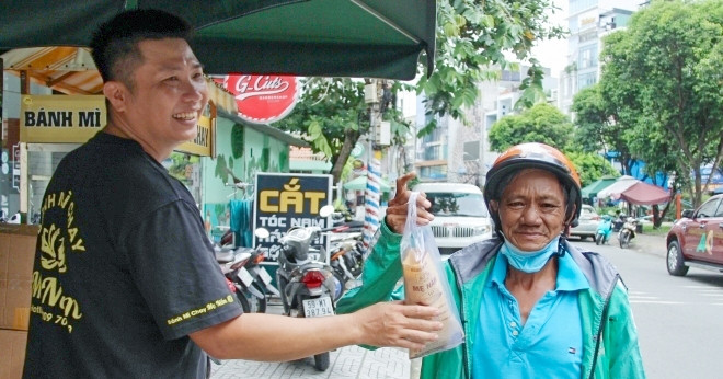 Vợ chồng ở TPHCM &amp;apos;treo&amp;apos; hàng chục ổ bánh mì cho người cần mỗi ngày