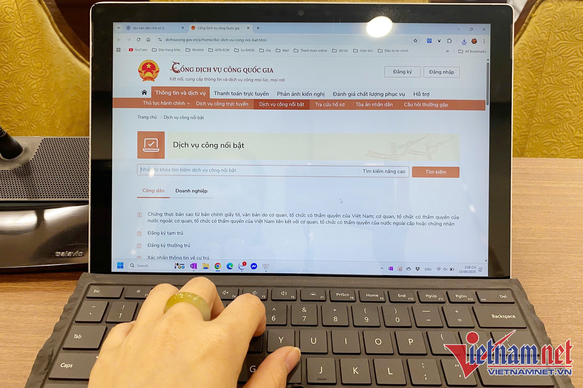 W-dich vu cong truc tuyen toan trinh.jpg