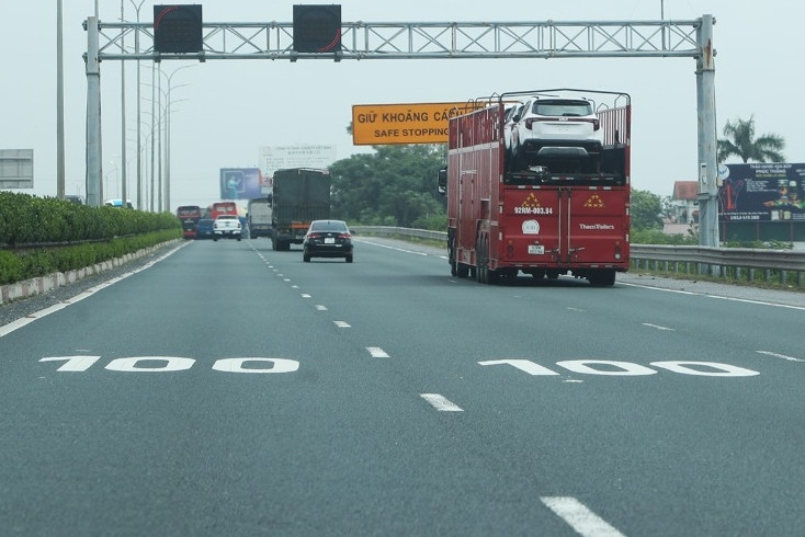 Bất ngờ với tốc độ tối đa được sơn thẳng lên mặt đường cao tốc, tài xế nói gì?