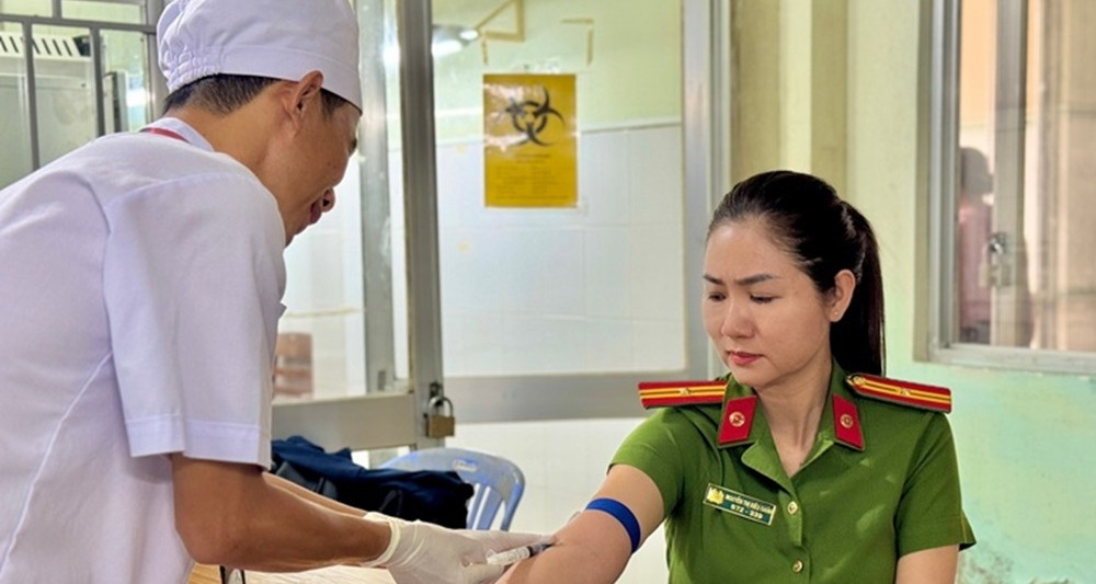 Bé 1 tháng tuổi nguy kịch, nữ Thiếu tá công an nhanh chóng có hành động này