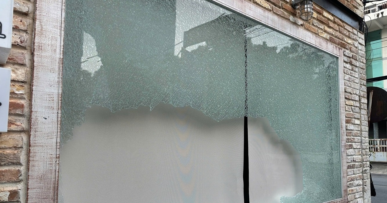 Camera hàng loạt cửa hàng ở TPHCM ghi cảnh trộm đột nhập, đặc điểm đối tượng gây chú ý