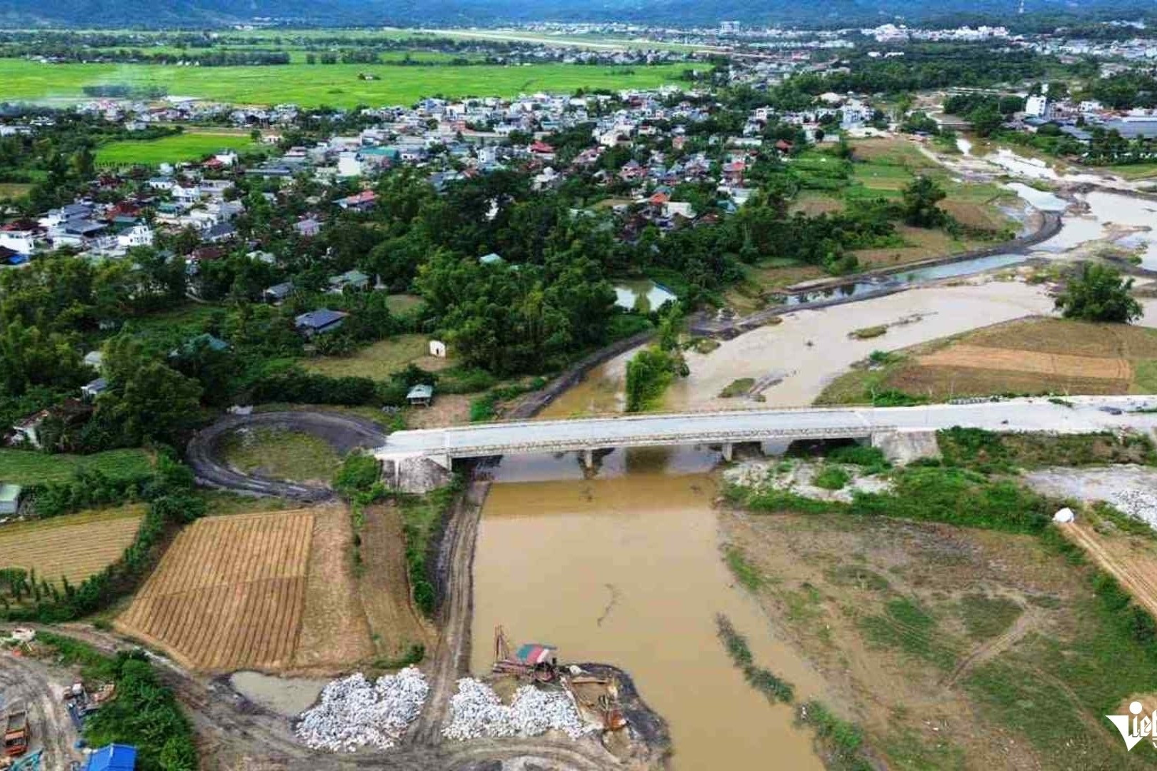 Cầu gần 40 tỷ xây xong hơn 2 năm vẫn 'đắp chiếu' vì không có lối ra