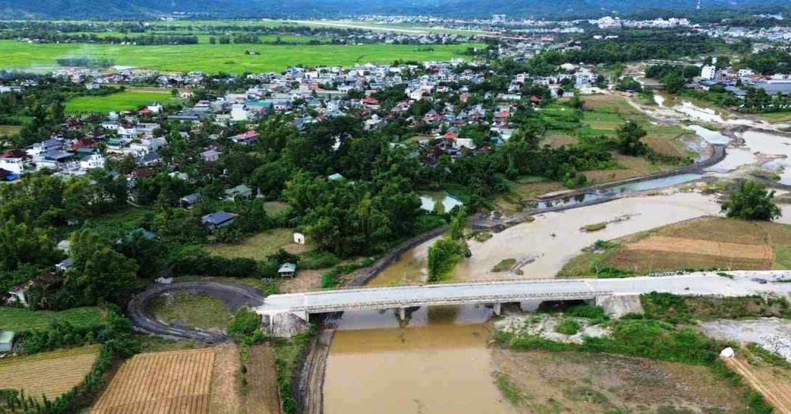 Cầu gần 40 tỷ xây xong hơn 2 năm vẫn &amp;apos;đắp chiếu&amp;apos; vì không có lối ra