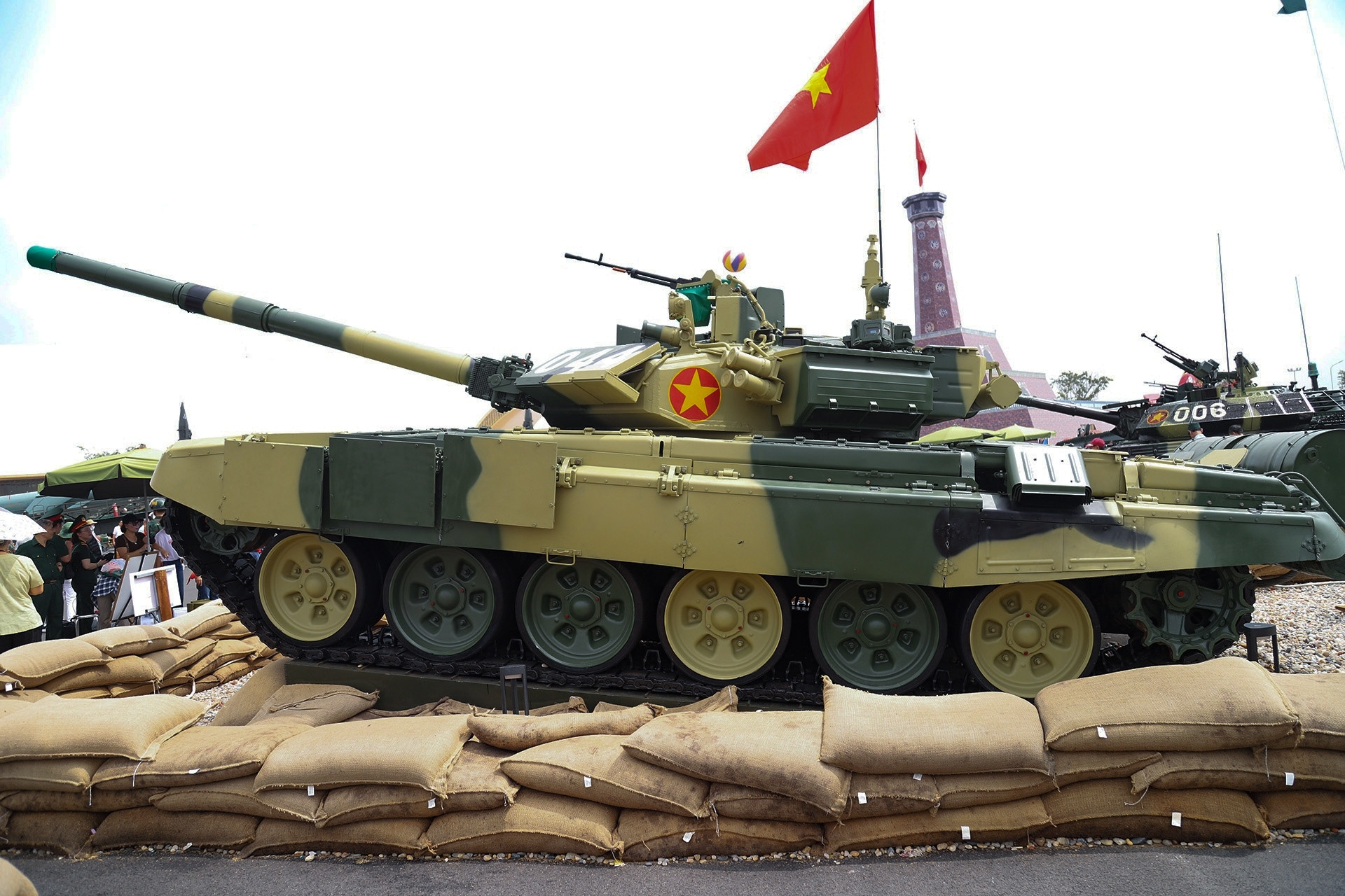 Dàn xe tăng hiện đại của Quân đội Việt Nam thu hút người dân