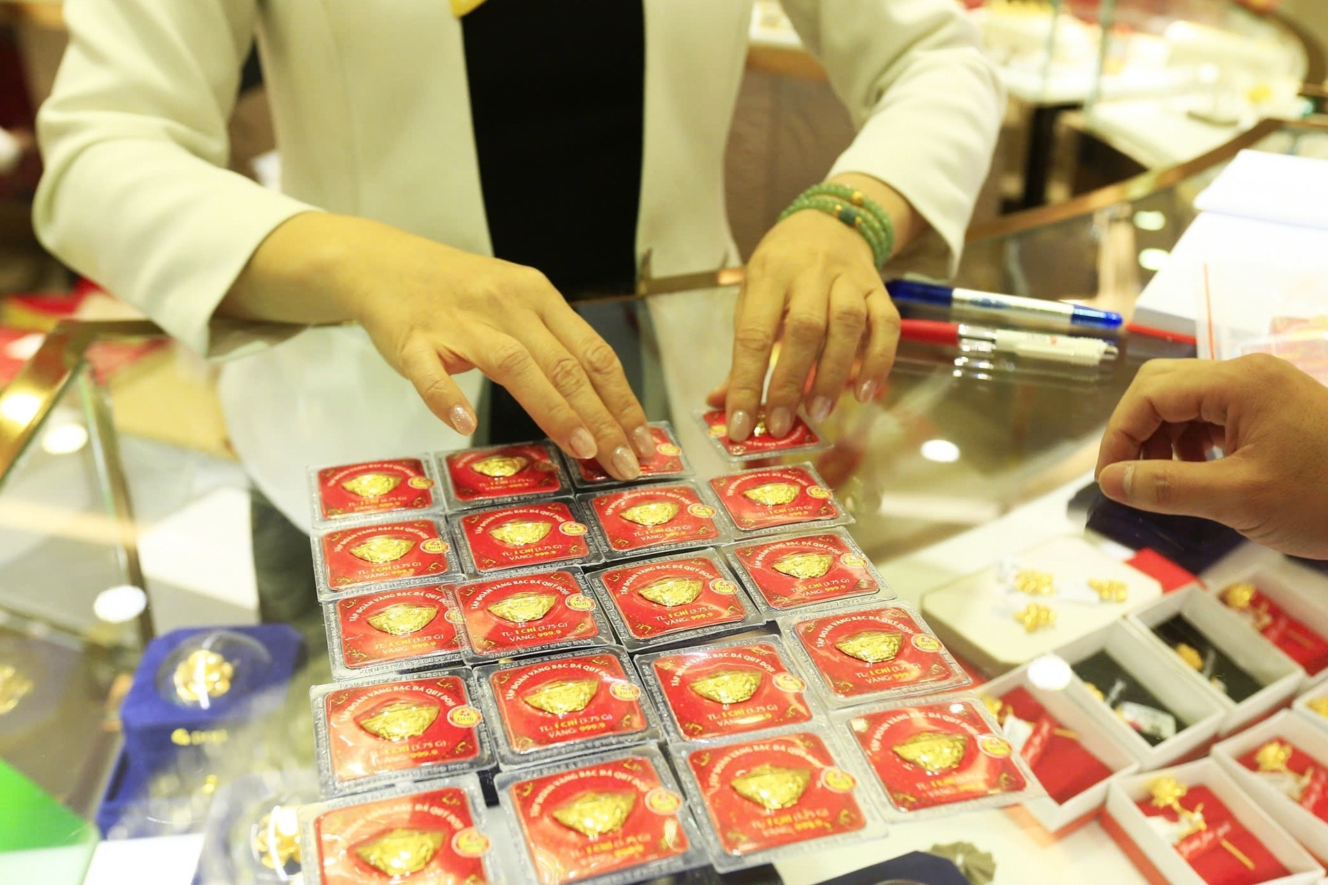 Giá vàng hôm nay 12/9/2025 SJC tiếp đà giảm mạnh tới gần 2 triệu/lượng