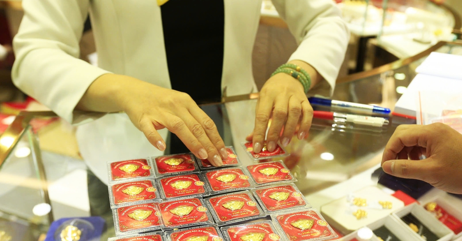 Giá vàng hôm nay 12/9/2025 rung lắc mạnh, SJC giảm tới 3 triệu đồng/lượng