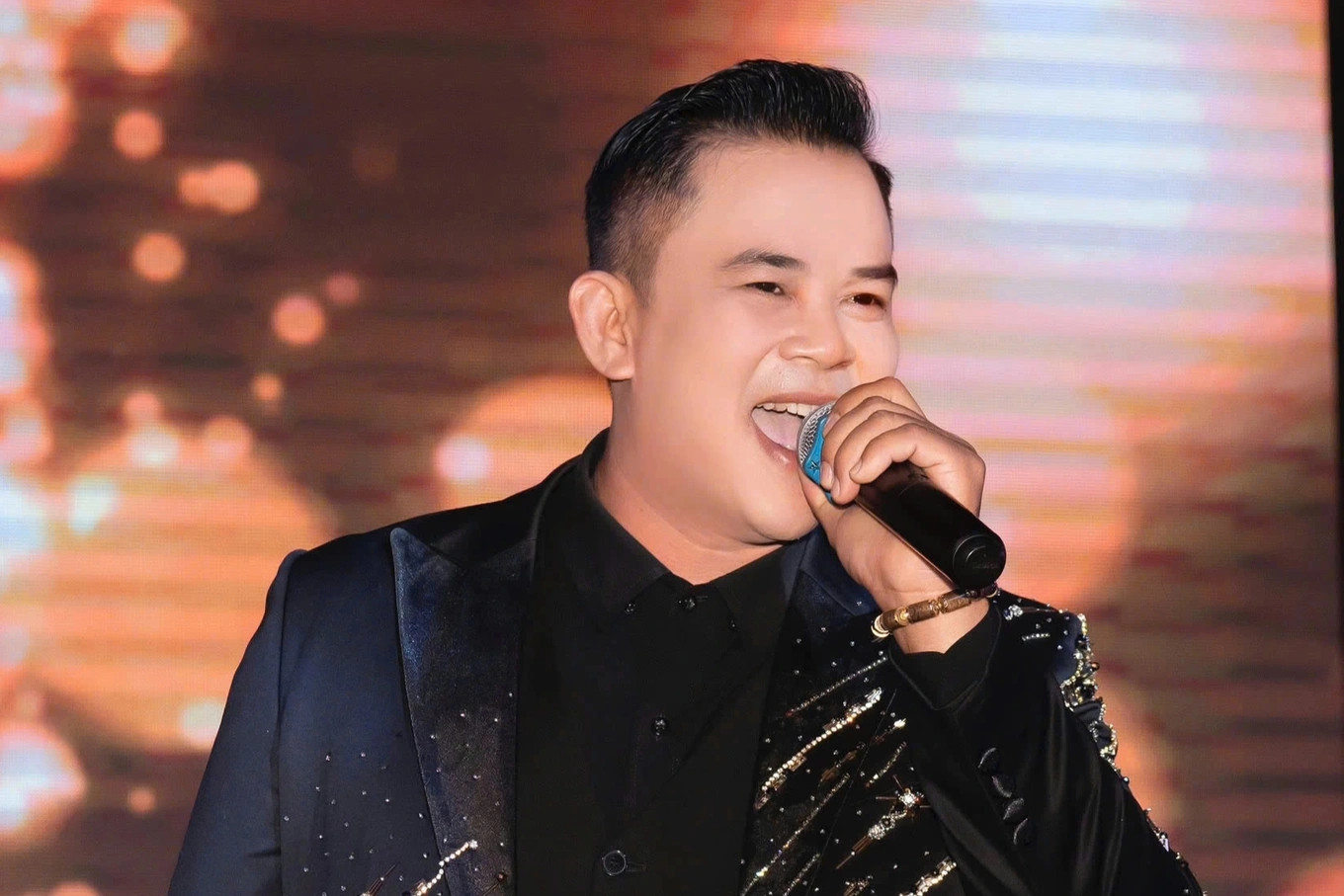 Nam ca sĩ 'nổ' là cháu lãnh đạo cấp cao, lừa 7 tỷ đồng của bà chủ chuỗi nhà thuốc