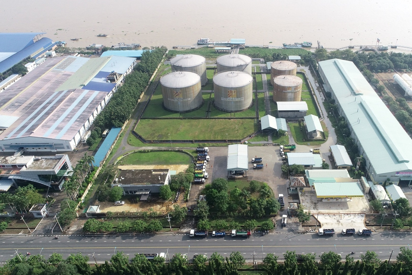 Ngân hàng bán khoản nợ 'khủng' của đại gia xăng dầu miền Tây