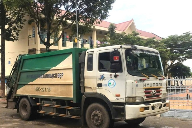 Nam sinh bị xe chở rác cán tử vong trong trường, người mẹ yêu cầu làm rõ