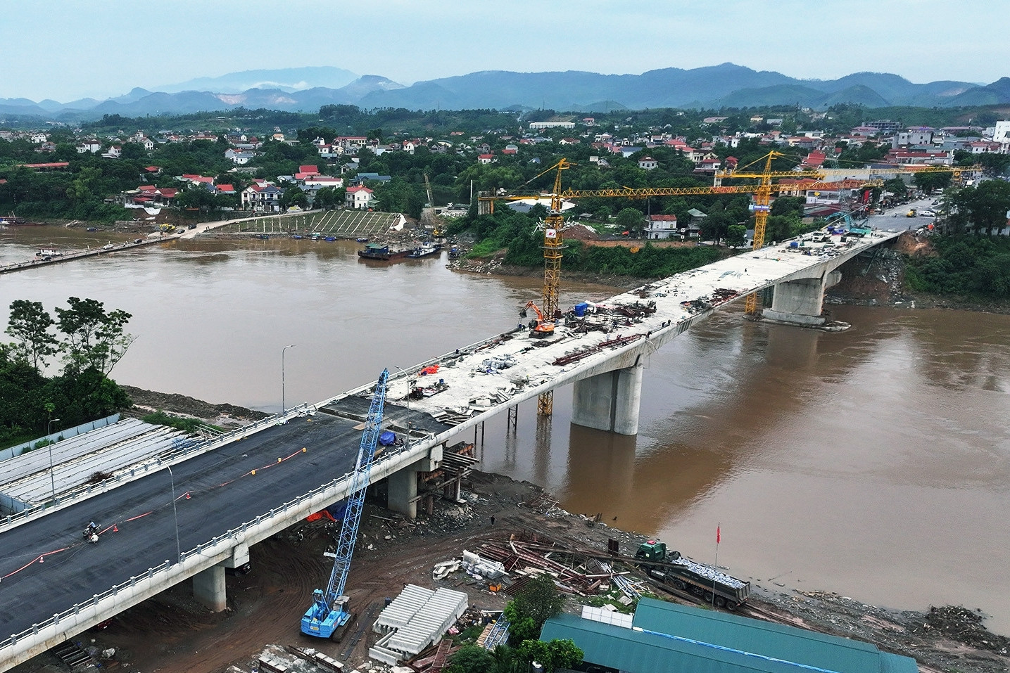Nơi cầu Phong Châu sập 1 năm trước: Diện mạo mới sừng sững đến khó tin