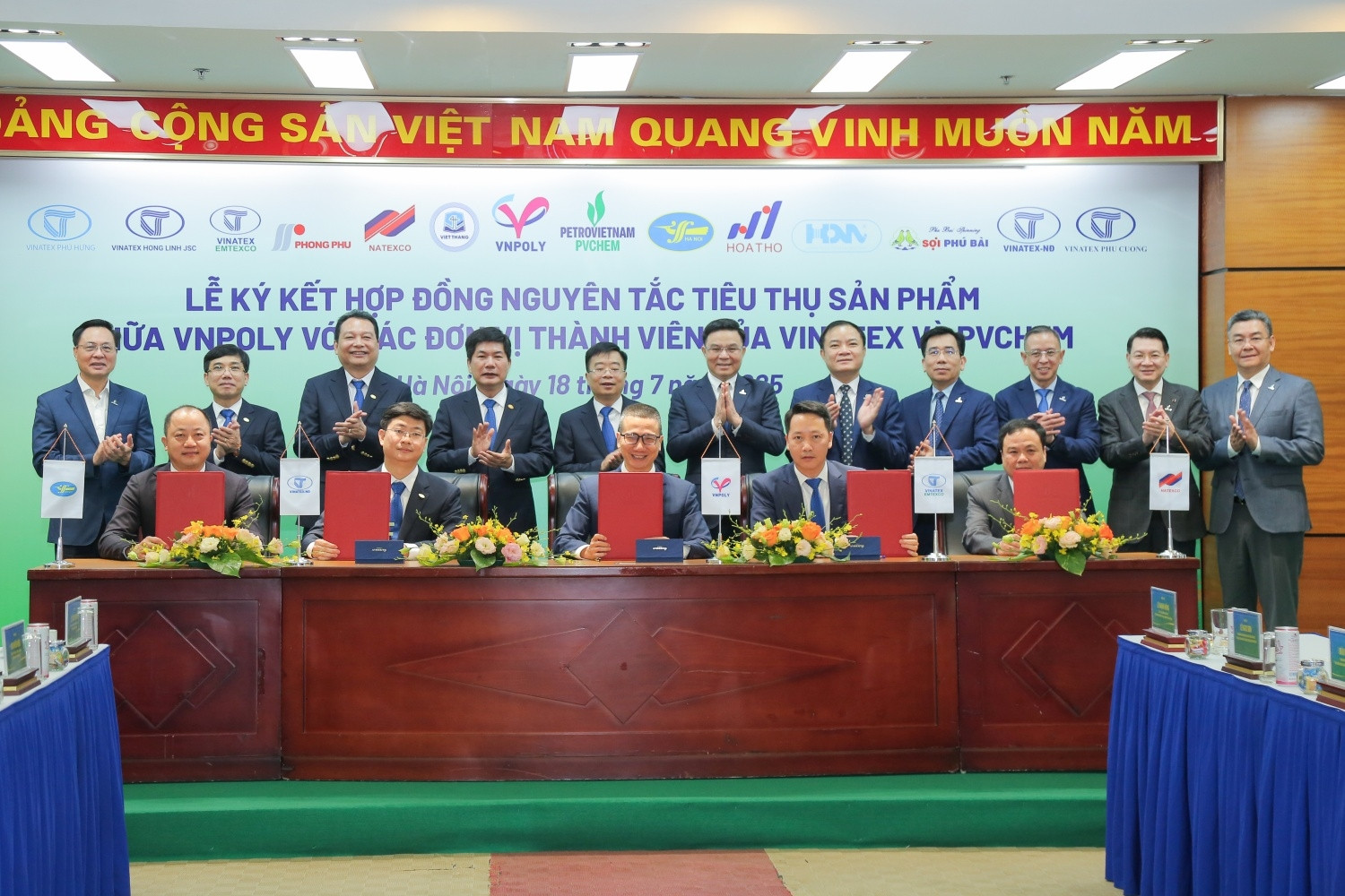 Petrovietnam hợp tác Vinatex nâng cao giá trị hàng dệt may Việt Nam