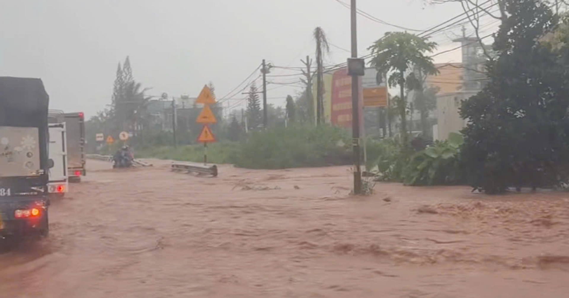 Quốc lộ thành ‘sông’, tài xế ô tô lập ‘hàng rào’ cứu xe máy giữa dòng nước xiết