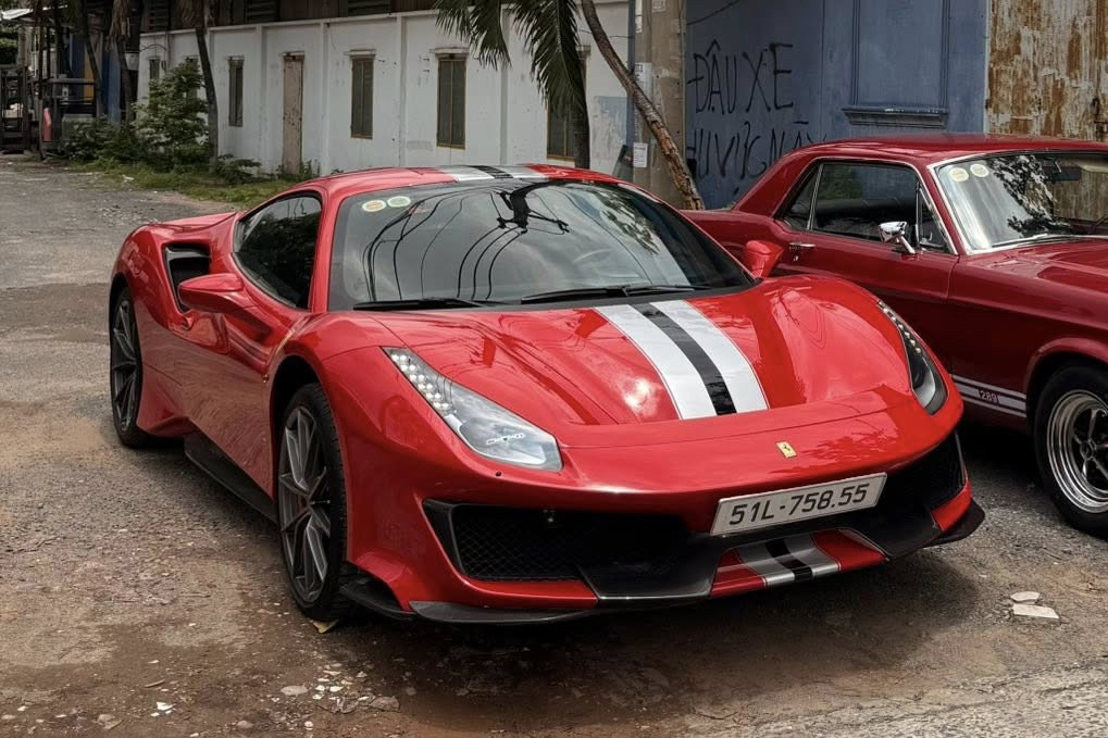 Siêu xe Ferrari 812 GTS đổi biển trắng tiêu tốn 15 tỷ của ông Đặng Lê Nguyên Vũ