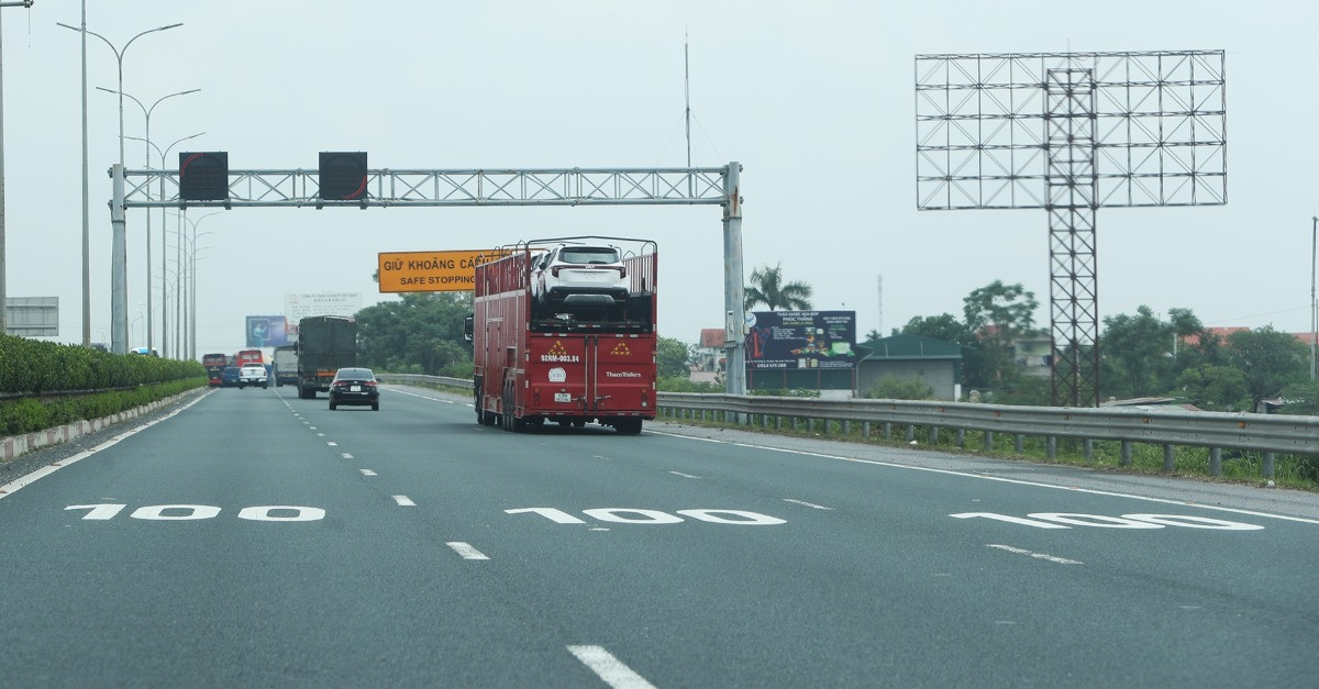 Bất ngờ với tốc độ tối đa được sơn thẳng lên mặt đường cao tốc, tài xế nói gì?