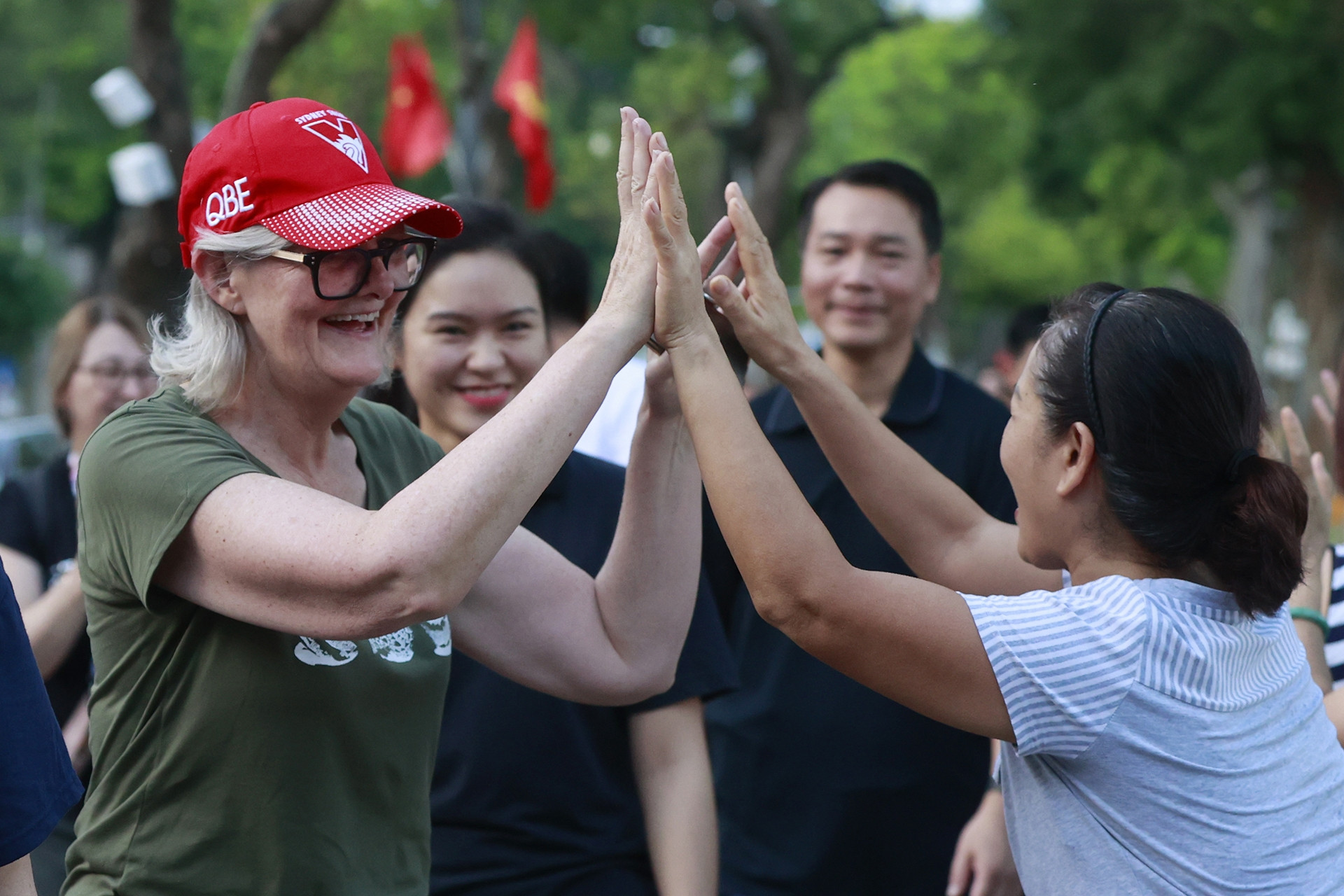 Toàn quyền Australia và Phu quân dạo phố quanh hồ Gươm, giao lưu với người dân