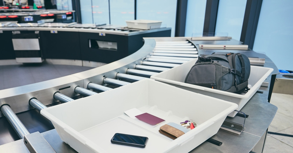 Vì sao không nên để điện thoại trực tiếp lên khay kiểm tra an ninh ở sân bay?