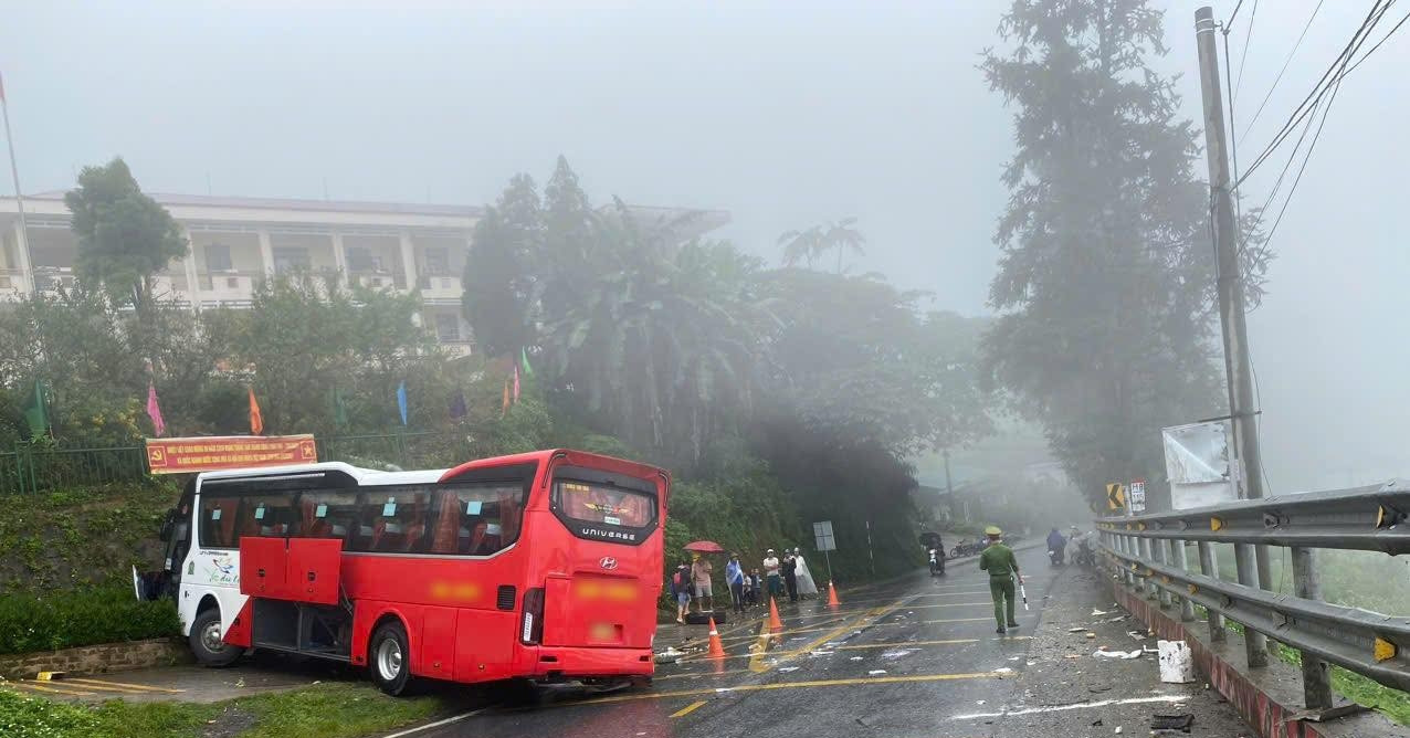 Xe khách chở 36 người mất phanh lao vào gần trường tiểu học