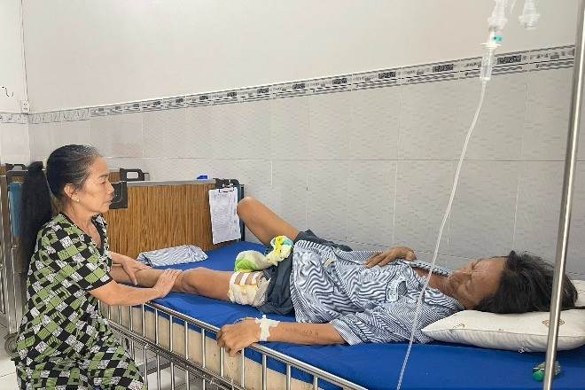 Xin giúp đỡ người chồng mắc bệnh nặng, vợ đi lượm ve chai không lo nổi viện phí