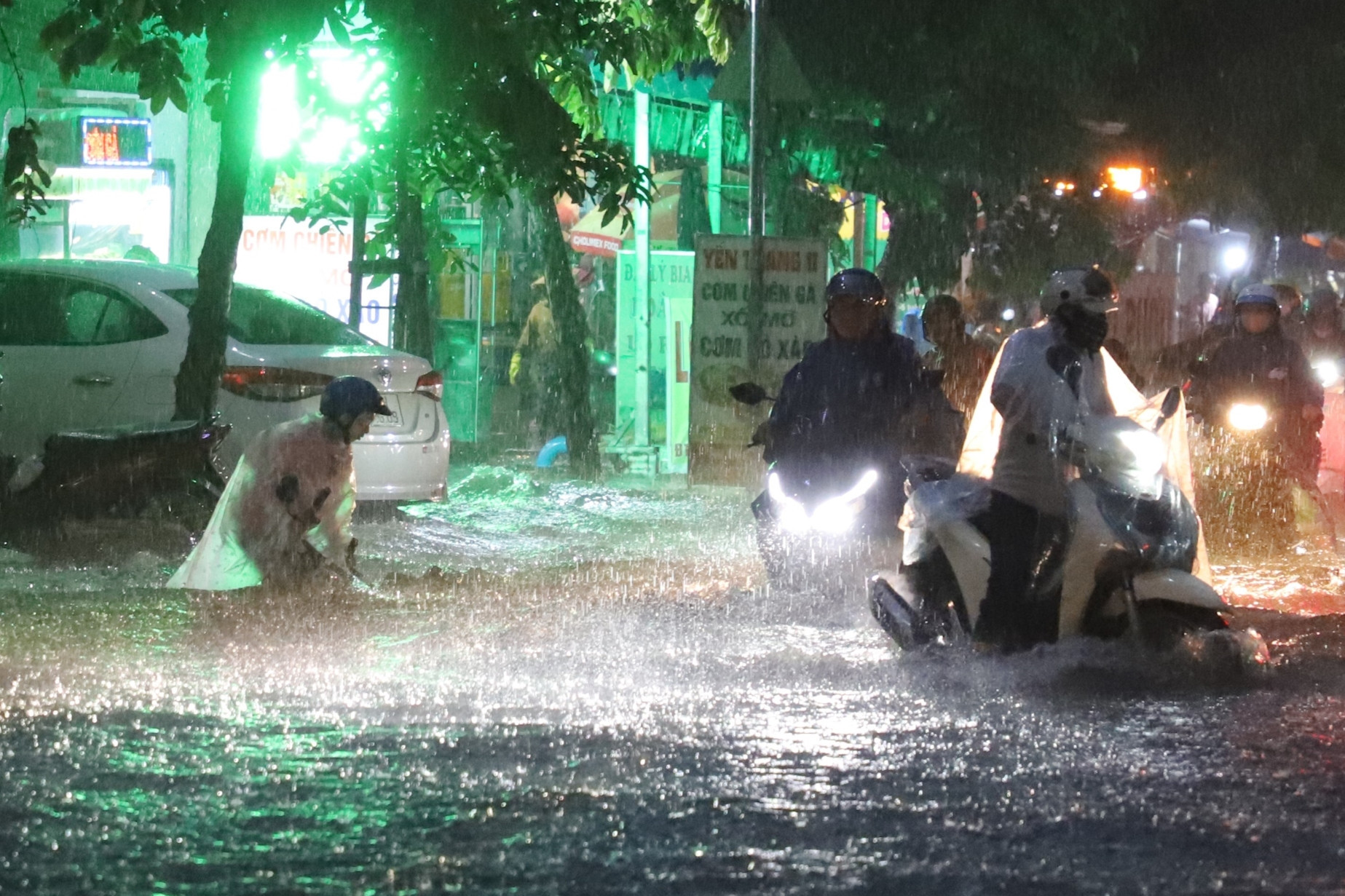 Dự báo thời tiết 12/9/2025: Hà Nội nắng gián đoạn, TPHCM chiều tối có mưa giông