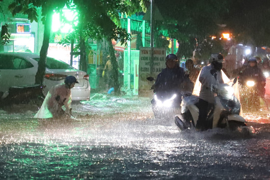 Dự báo thời tiết 12/9/2025: Hà Nội nắng gián đoạn, TPHCM chiều tối có mưa giông