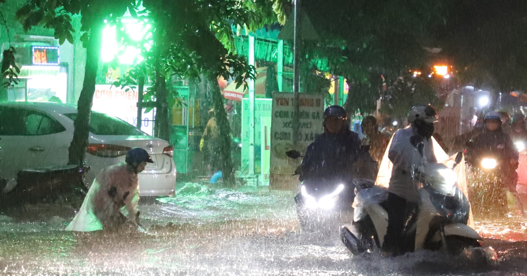 Dự báo thời tiết 12/9/2025: Hà Nội nắng gián đoạn, TPHCM chiều tối có mưa giông