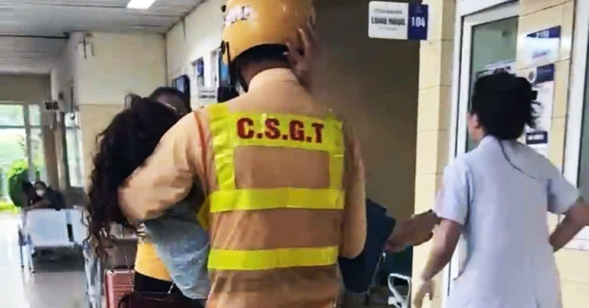 Tài xế khẩn cầu ở ngã tư, đại úy cảnh sát Hà Nộ...