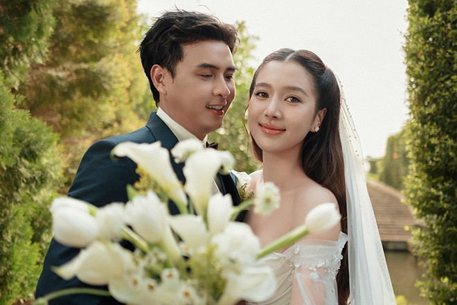 Ca sĩ Hồ Quang Hiếu hôn say đắm, thực hiện lời hứa với bà xã kém 17 tuổi Tuệ Như